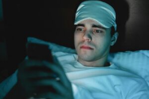 using phone at night affecting sleep quality